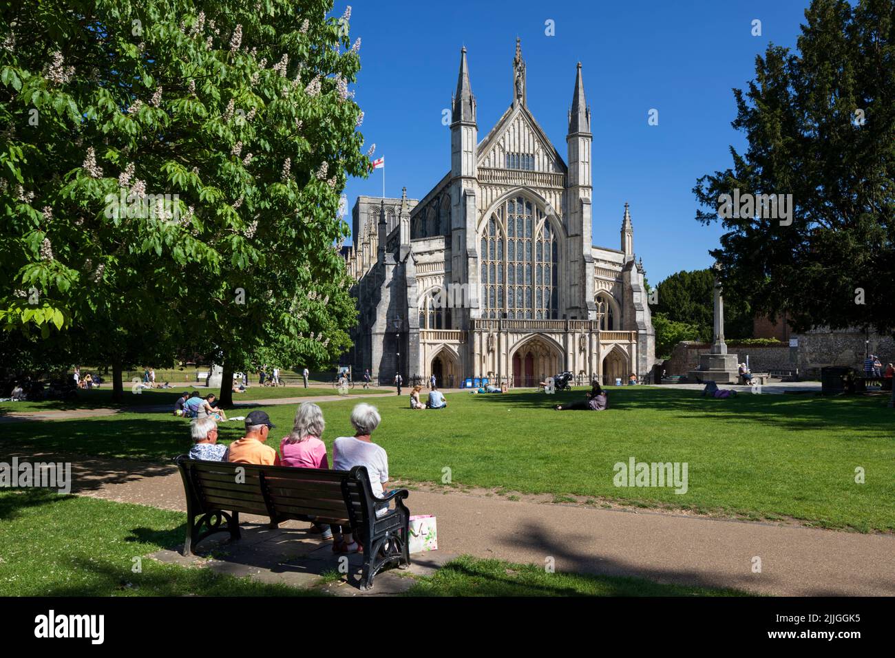 Frente oeste de la Catedral de Winchester, Winchester, Hampshire, Inglaterra, Reino Unido, Europa Foto de stock