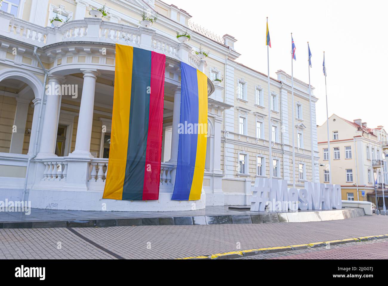 El apoyo de Lituania a la adhesión de Ucrania a la OTAN. Lituania y Ucrania juntaron la bandera de la seda Foto de stock