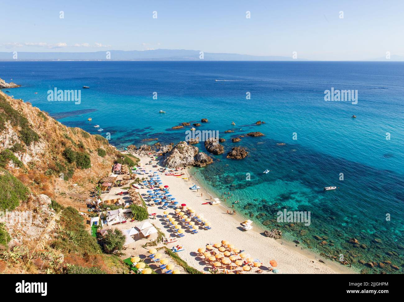 La costa rocosa de Capo Vaticano desde la colina, Calabria, Italia Foto de stock