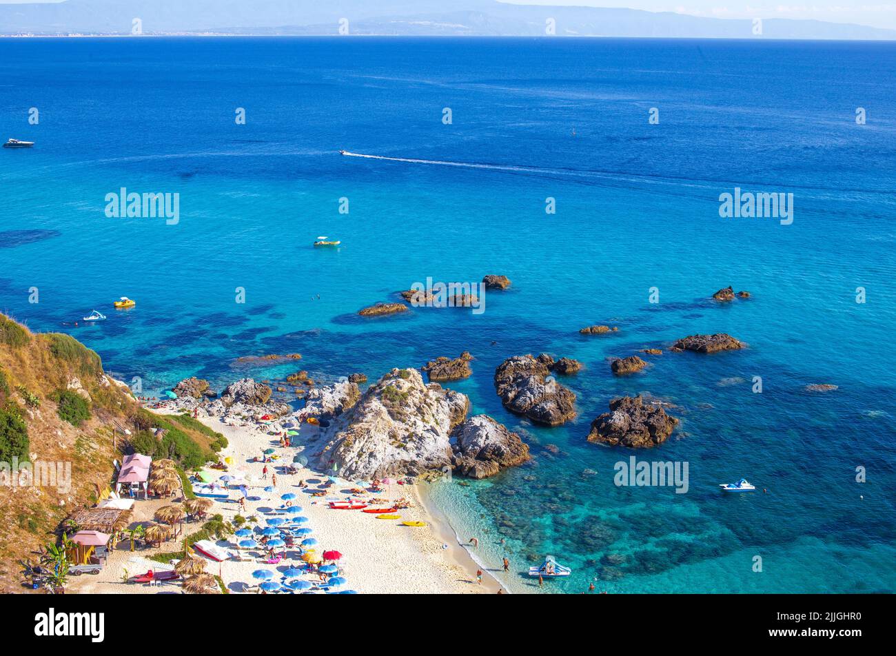 Playa de Capo Vaticano con mar Mediterráneo, Calabria, Italia Foto de stock