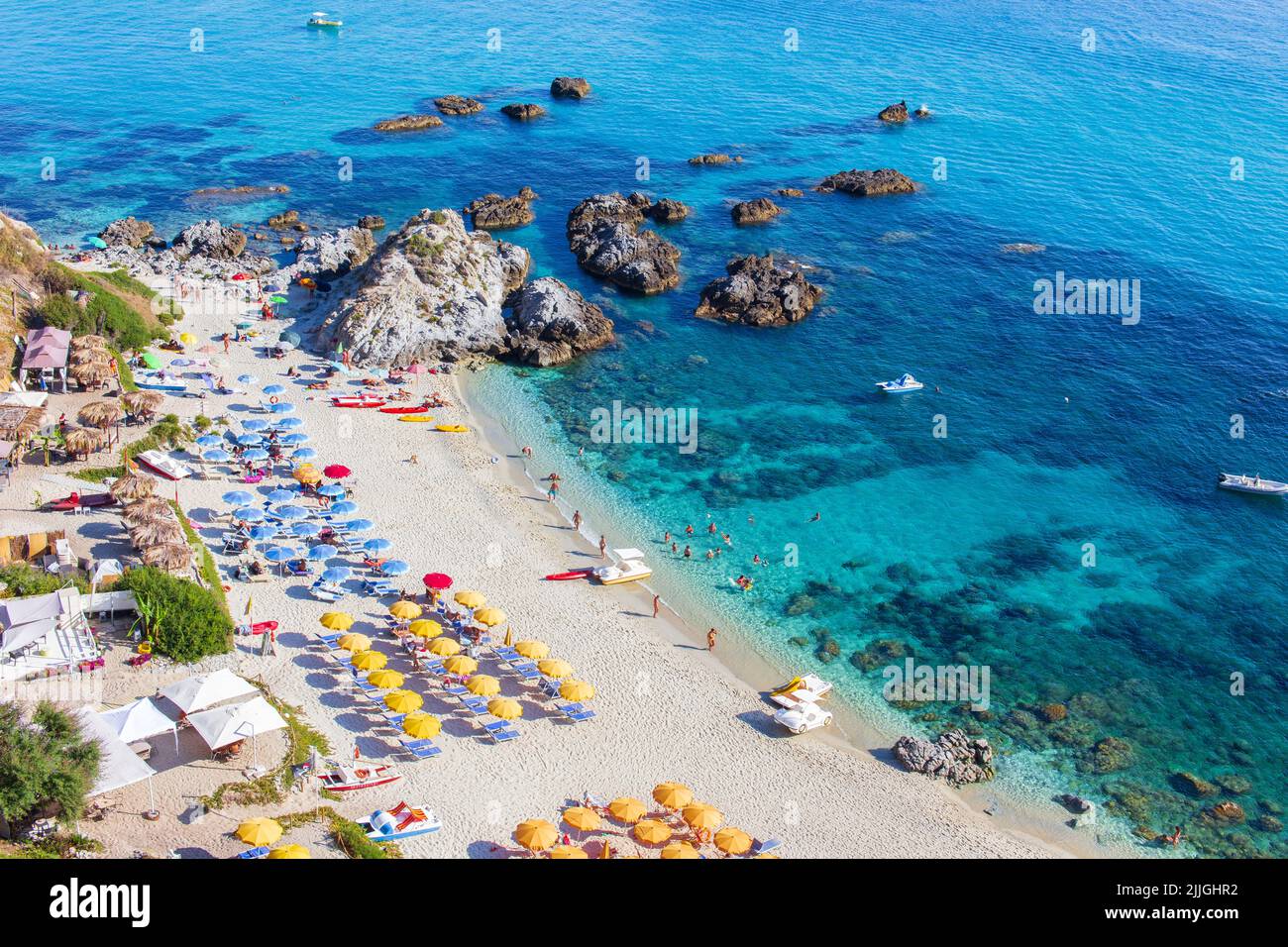 Capo Vaticano Playa azul desde la colina, Calabria, Italia Foto de stock