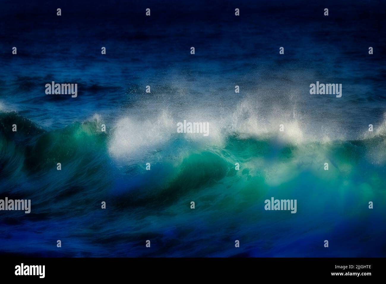 Las olas azules brillantes y de ensueño en una playa del océano hinchan el agua limpia y fresca Foto de stock