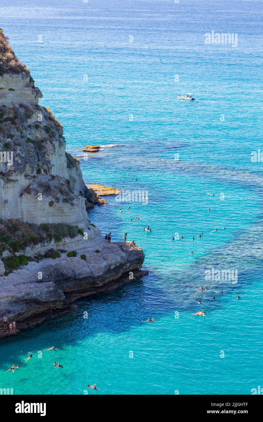 Grotta del Palombaro con Mar Mediterráneo, en Tropea, Calabria, Italia Foto de stock