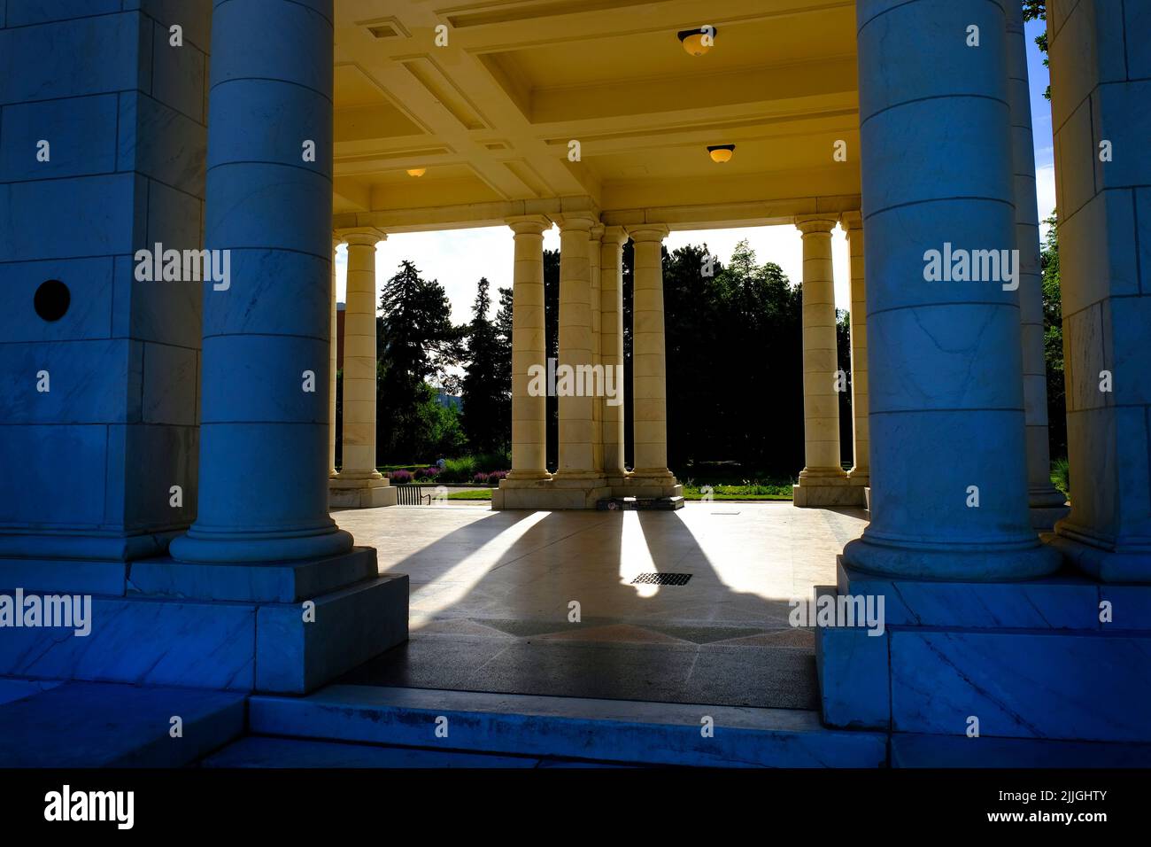 Columnas de mármol en un pabellón de construcción que muestran el diseño arquitectónico y la estructura decorativa con luz y sombras Foto de stock