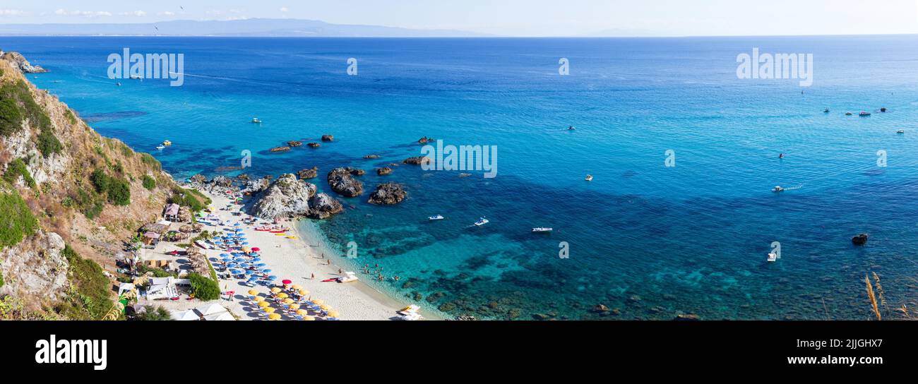 Vista panorámica del mar azul con playa en Capo Vaticano, Calabria, Italia Foto de stock