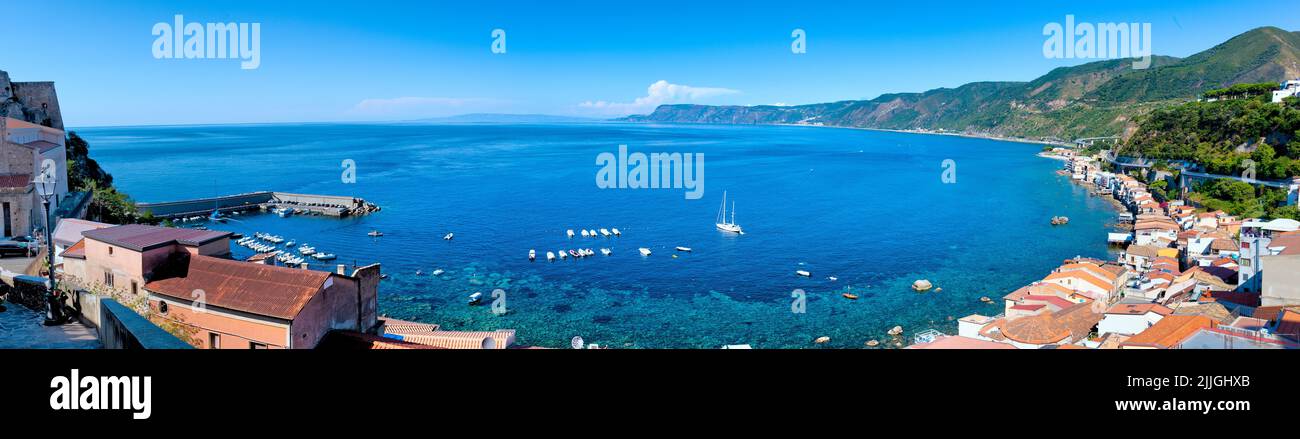 Bahía Turquoise en Scilla panorámica, Calabria, Italia Foto de stock