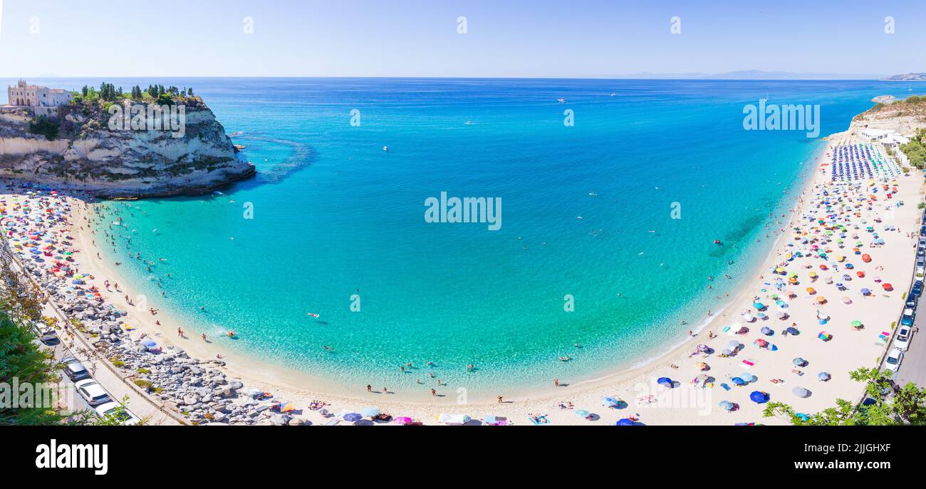 Panorama de la playa de Tropea en Calabria, Italia Foto de stock