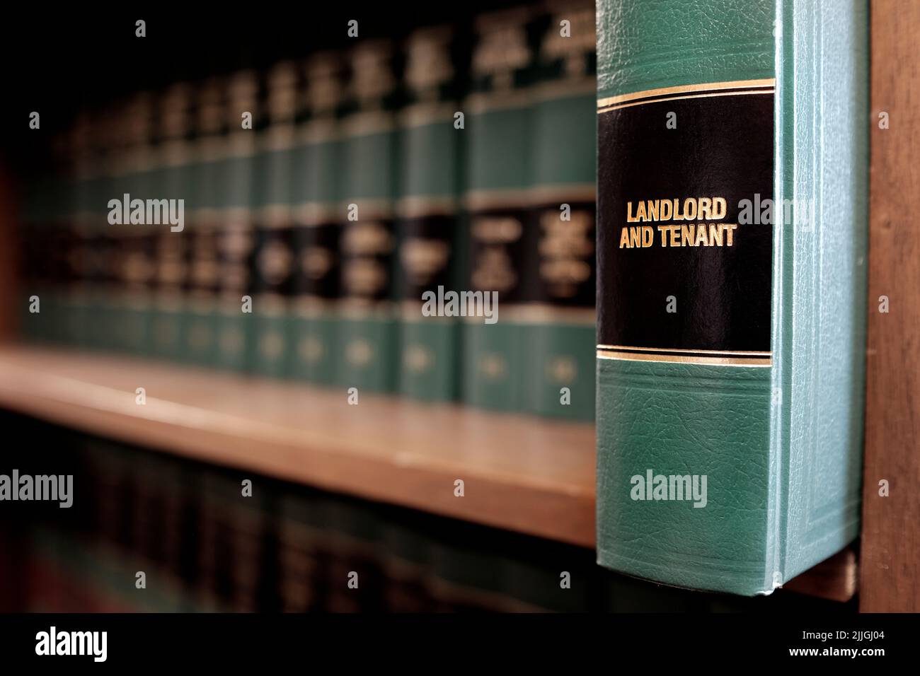 Lawbooks en el título de la estantería para el estudio del conocimiento legal Derecho del arrendador y del arrendatario Foto de stock