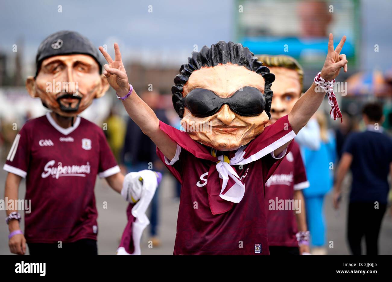 Regacegoers en U2 máscaras durante el segundo día del Festival de Verano de las carreras de Galway 2022 en el hipódromo de Galway en el condado de Galway, Irlanda. Fecha de la foto: Martes 26 de julio de 2022. Foto de stock