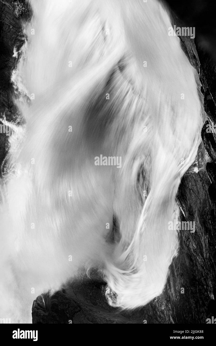 Agua en movimiento de las Cataratas Krimml (Krimmler Wasserfälle). Rocas y agua. Alpes austríacos. Europa. Bellas artes en blanco y negro. Foto de stock
