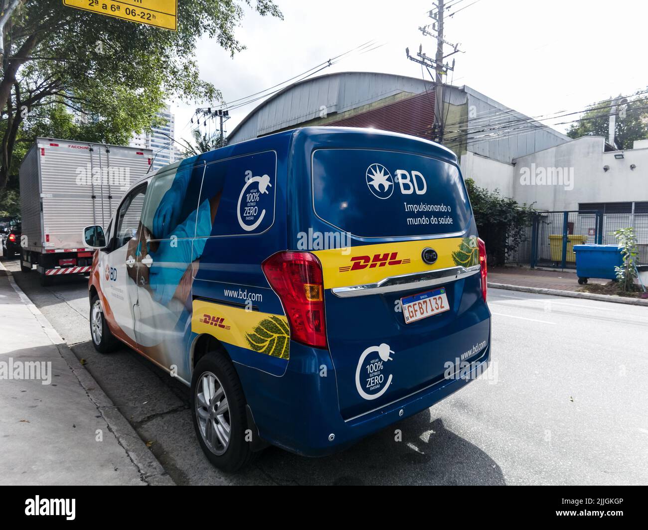 Sao Paulo, Brasil, 10 de junio de 2022. Vehículo eléctrico para la entrega de suministros hospitalarios de las empresas BD y DHL estacionadas junto al Hospital Sao Paulo Foto de stock