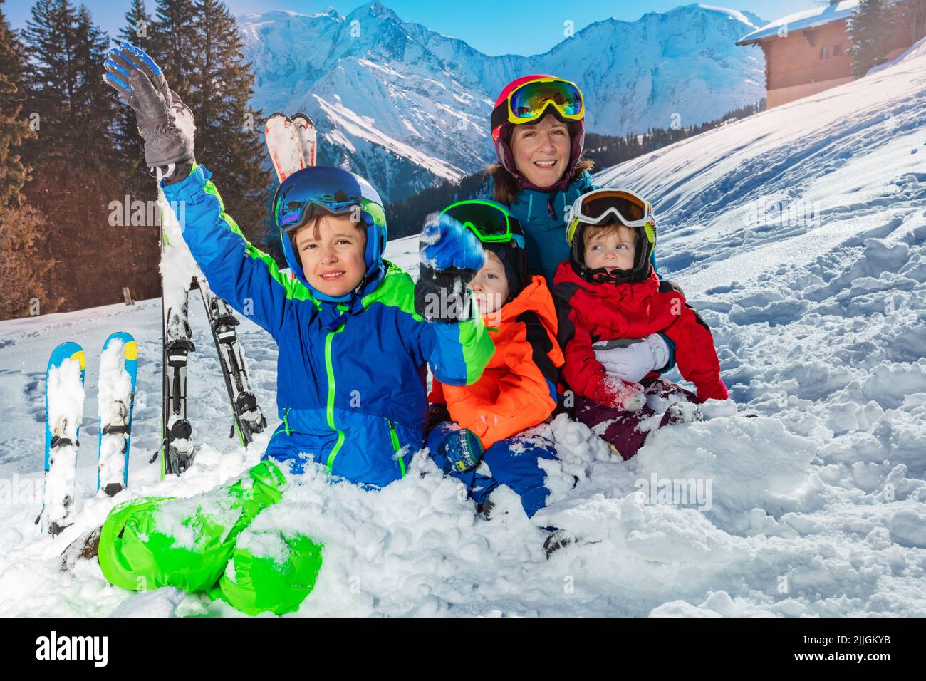 Familia en vacaciones de esquí sentarse juntos en la nieve sobre el Mont Blanc Foto de stock