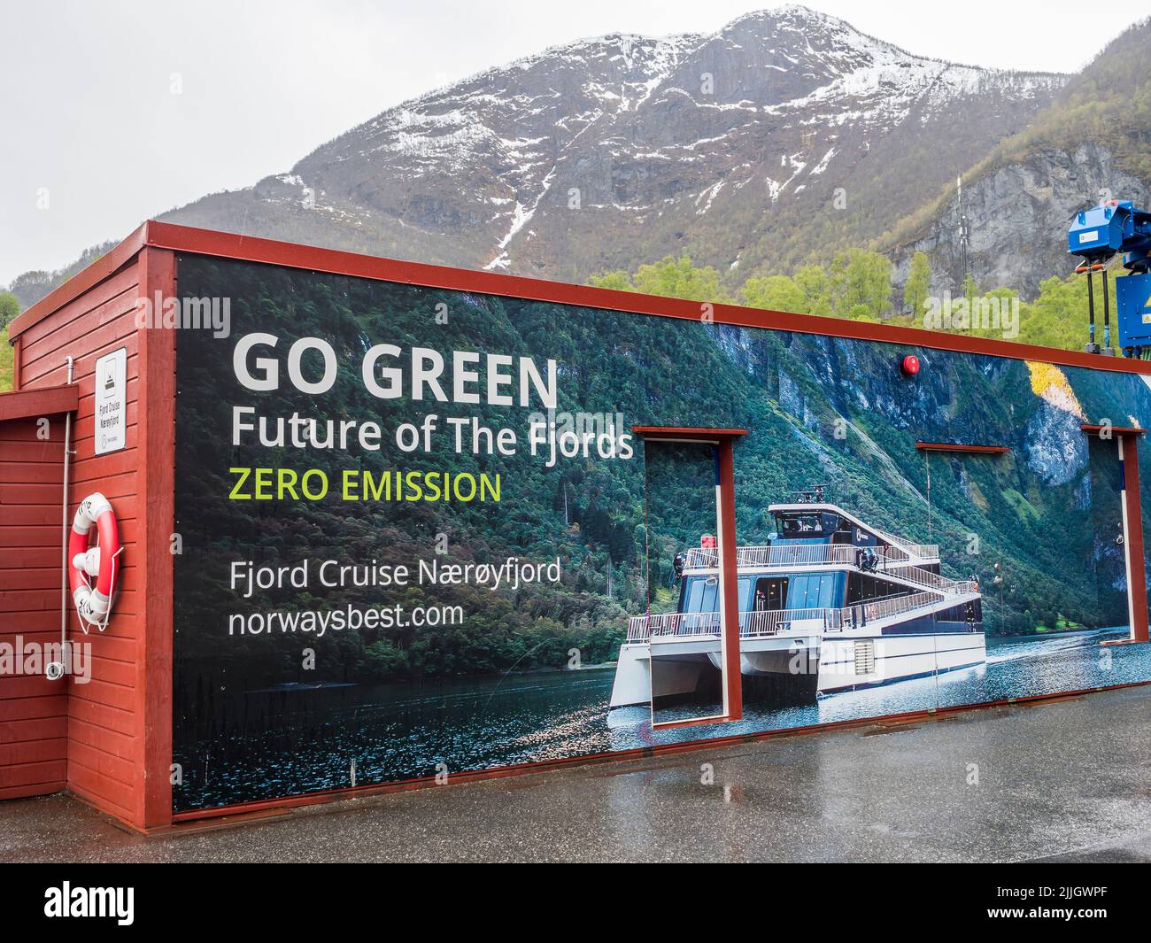 Publicidad para el barco de excursión de drivien solar, Flam en el Naeroyfjord, Noruega Foto de stock