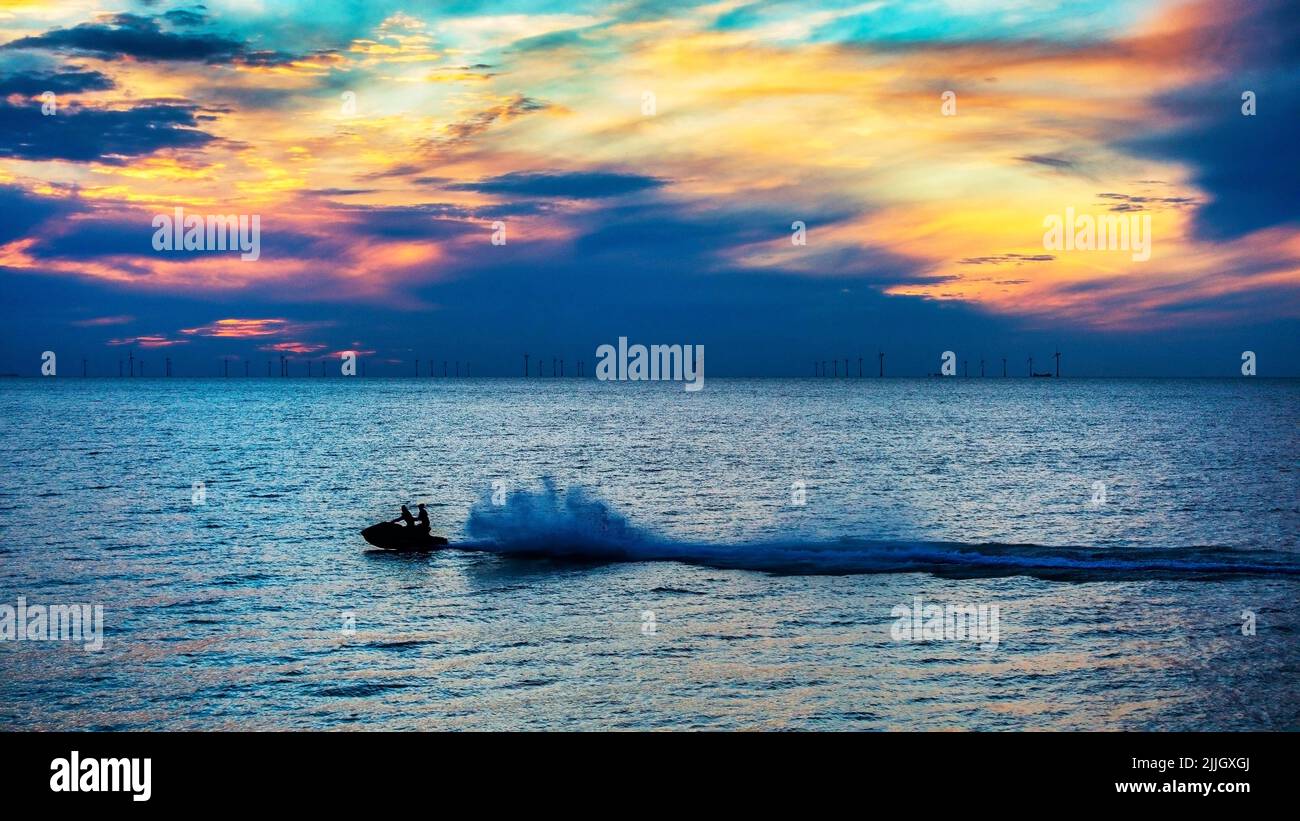 Rápida moto acuática en el crepúsculo de la bahía de Reculver Herne Kent Foto de stock