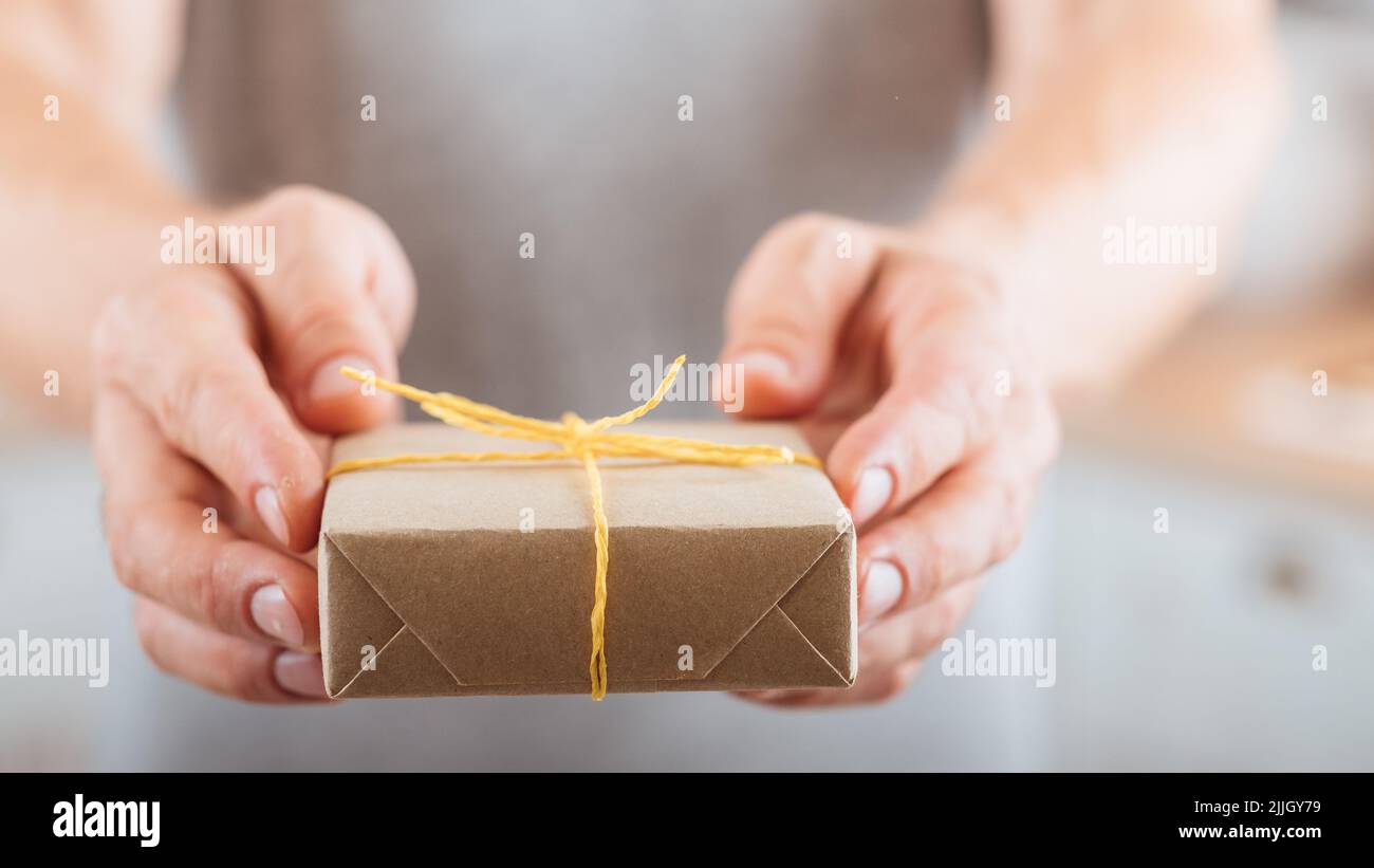 regalo de cumpleaños hombre regalo obsequio papel envuelto Fotografía de  stock - Alamy