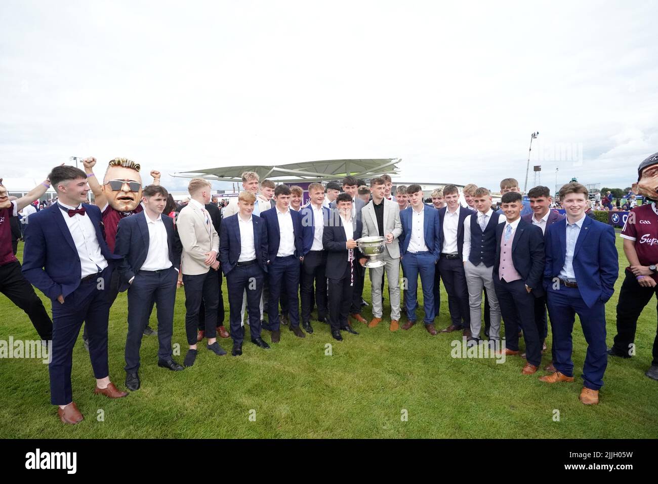 Los hombres de Galway se presentan con su trofeo en el anillo de desfile durante el segundo día del Festival de Verano de las carreras de Galway 2022 en el hipódromo de Galway en el condado de Galway, Irlanda. Fecha de la foto: Martes 26 de julio de 2022. Foto de stock