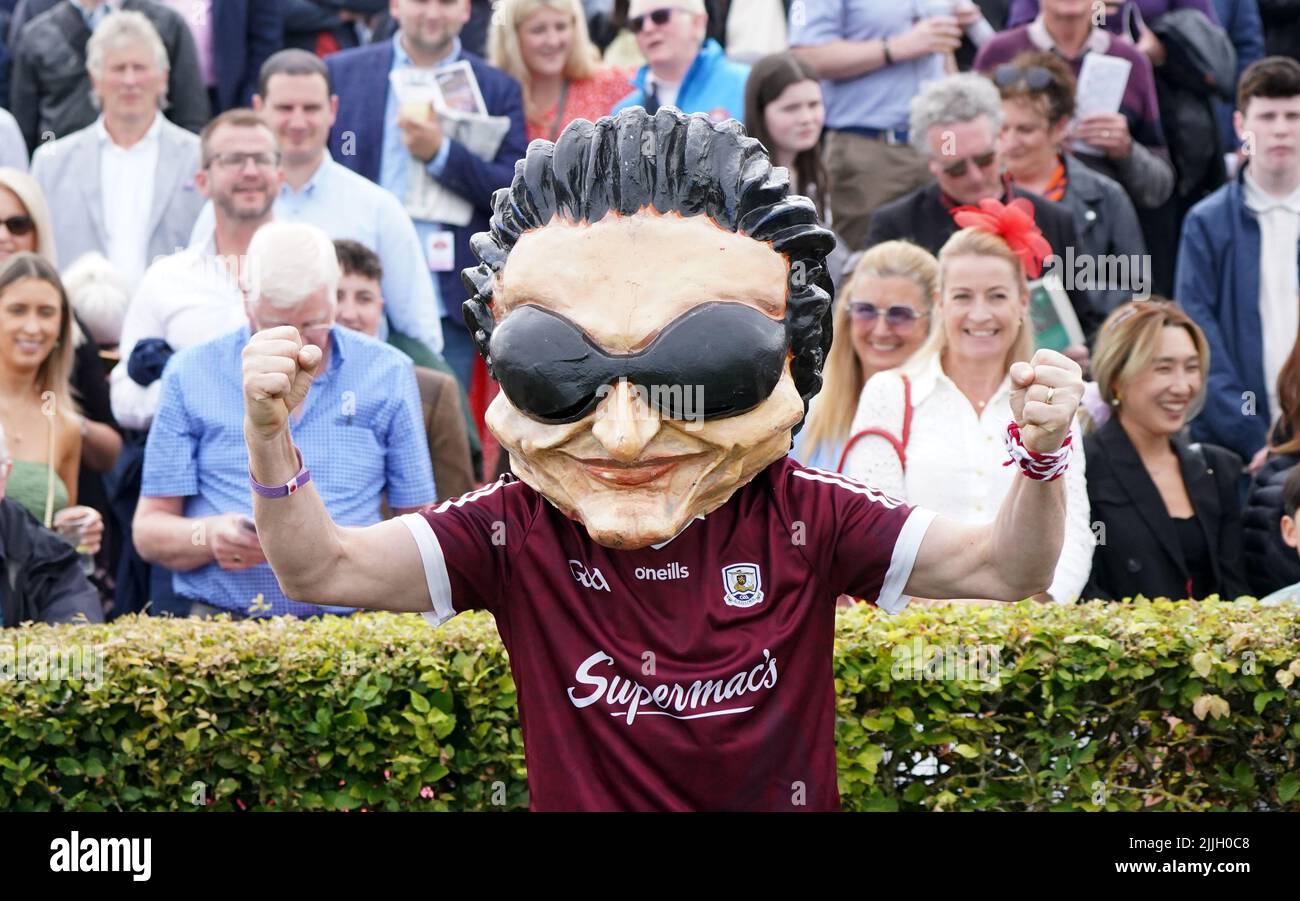Un fan de Galway que llevaba una máscara U2 durante el segundo día del Festival de Verano de las Carreras de Galway 2022 en el hipódromo de Galway en el condado de Galway, Irlanda. Fecha de la foto: Martes 26 de julio de 2022. Foto de stock