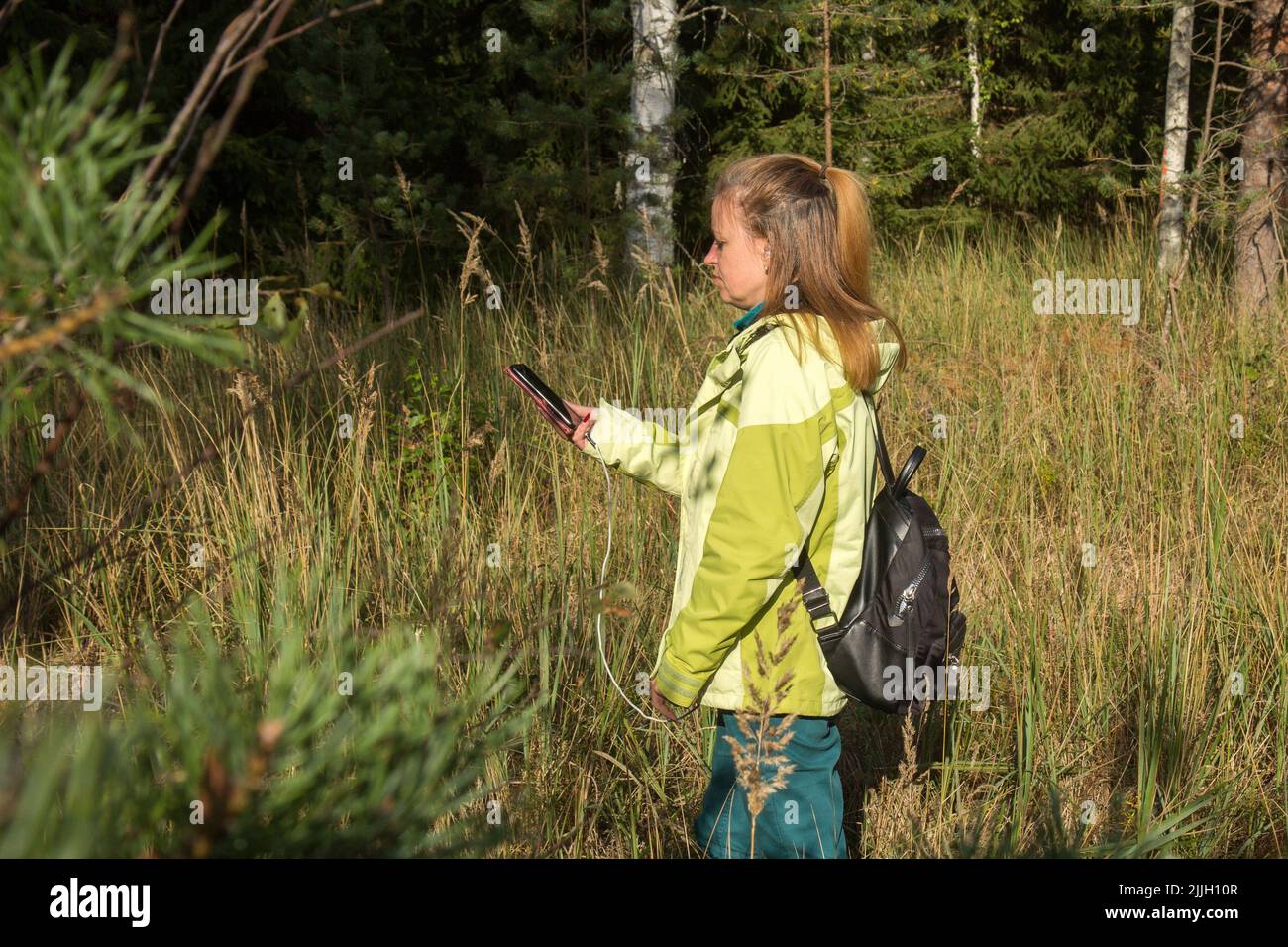 Mujer jugando geocaching. Foto de stock