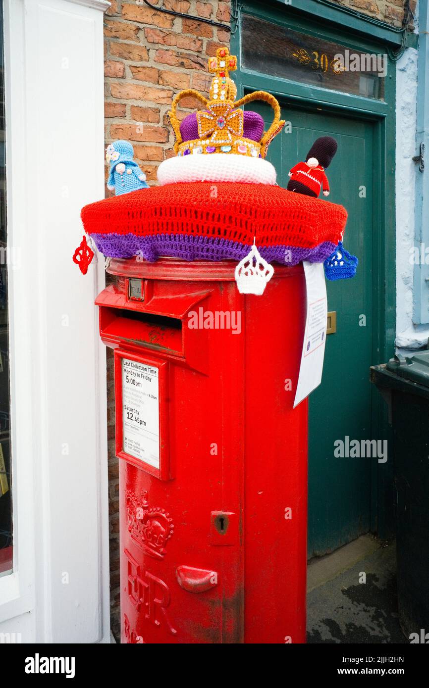 Bombardeo de hilo en la caja de correos en la ciudad de Malton durante las celebraciones del Jubileo de Platino de la Reina Foto de stock
