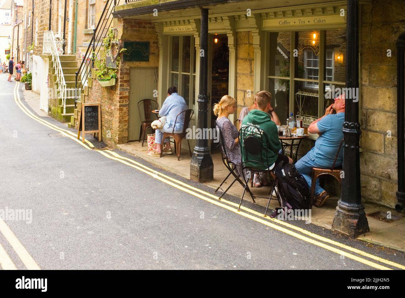Café con asientos afuera en Robin Hood's Bay Foto de stock