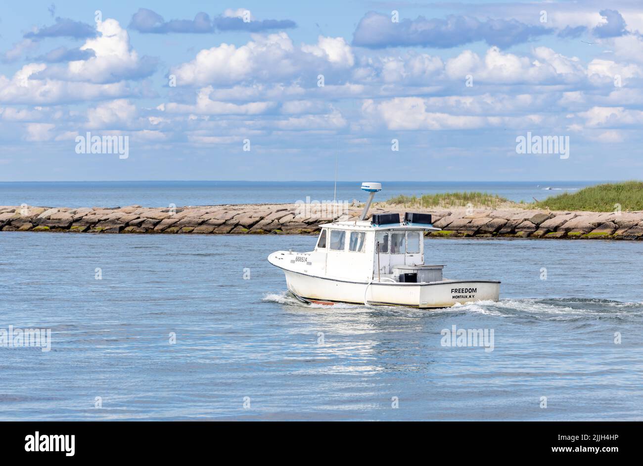 Barco de pesca, Libertad saliendo de Montauk, NY Foto de stock