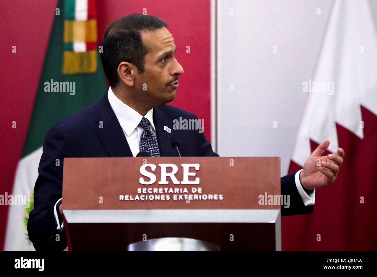 El ministro de Relaciones Exteriores de Qatar, Mohammed bin Abdulrahman bin Jassim Al Than, se dirige a los medios de comunicación en el edificio del Ministerio de Relaciones Exteriores (SRE) en la Ciudad de México, México, el 26 de julio de 2022. REUTERS/Edgard Garrido Foto de stock