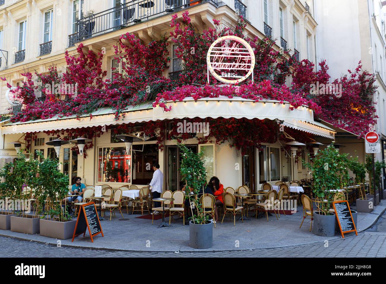 Blanchet es un café de esquina decorado con flores. Está situado cerca del distrito de Chatelet en el distrito 1st de París. Francia. Foto de stock