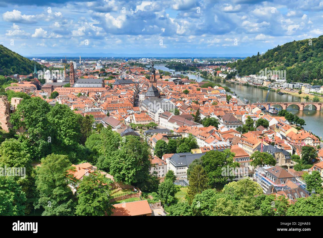 Heidelberg, Alemania - 2022 de julio: Vistas al casco antiguo de la ciudad y al río neckar Foto de stock