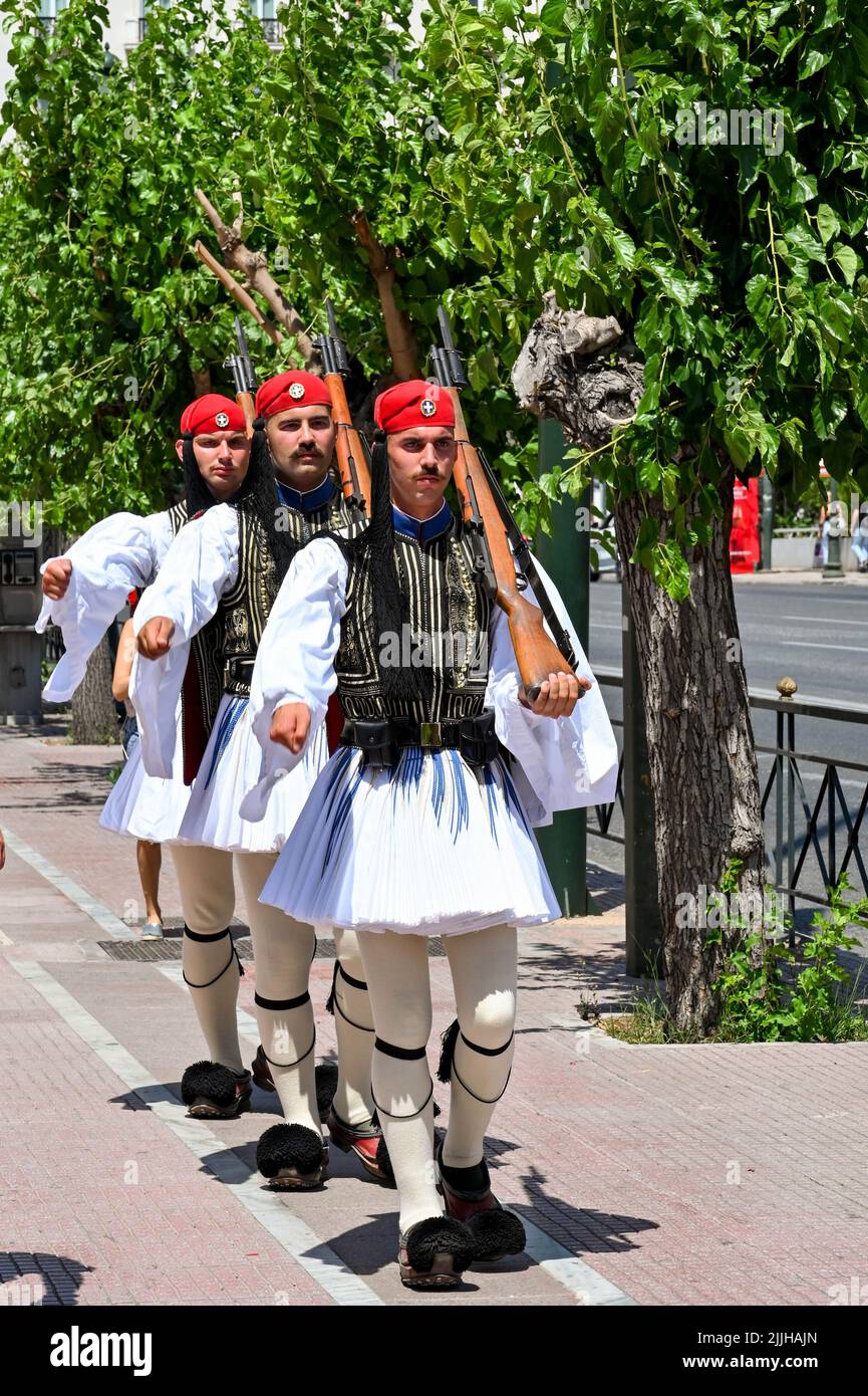 Atenas, Grecia - 2022 de mayo: Los soldados griegos con uniforme  tradicional caminando a sus cuarteles después del cambio de guardia  Fotografía de stock - Alamy
