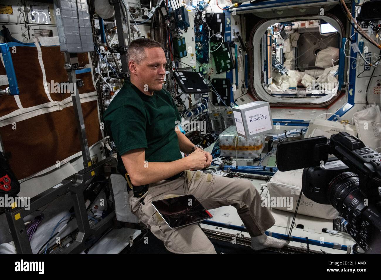 Bob Hines, astronauta de la NASA e ingeniero de vuelo de la expedición 67, activa un satélite CubeLab para validar una nueva tecnología de control de actitud para pequeños satélites a bordo de la Estación Espacial Internacional, 16 de julio de 2022 en órbita terrestre. Foto de stock