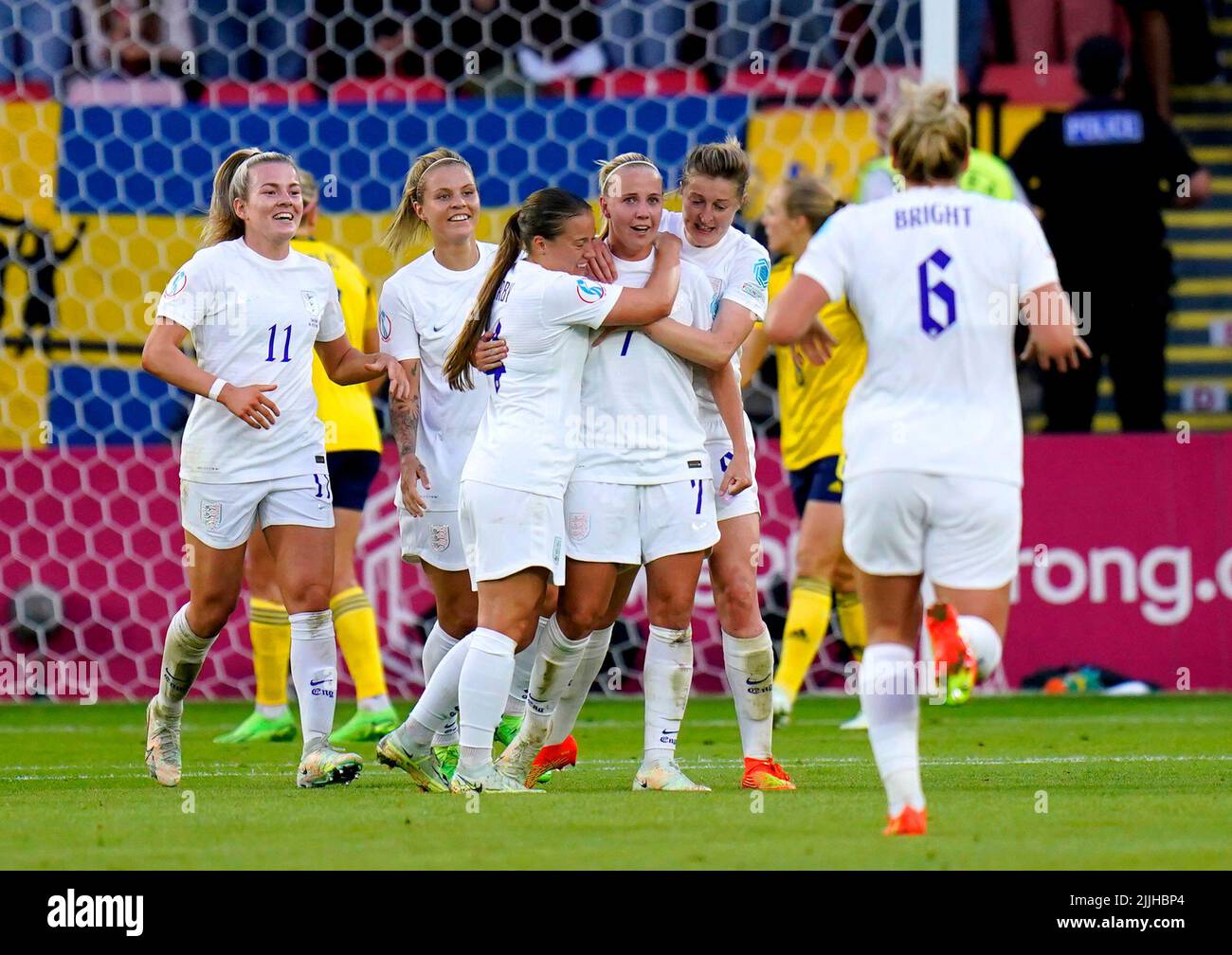 Beth Mead (centro) de Inglaterra celebra con sus compañeros de equipo después de marcar el