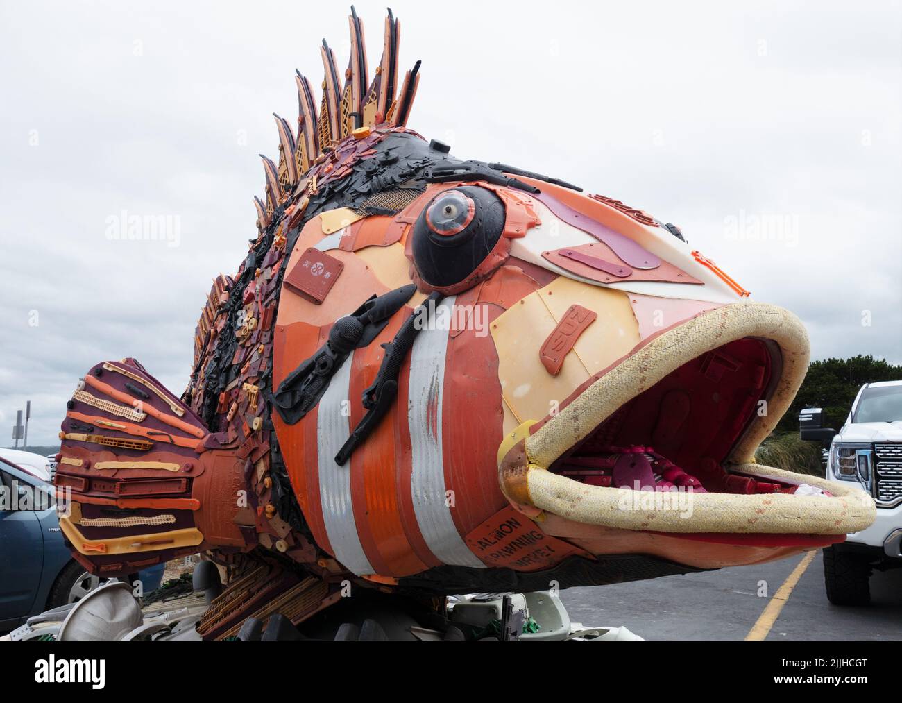Una escultura de un pez hecha enteramente de desechos marinos plásticos, creada por la costa lavada en Bandon, Oregon. Foto de stock