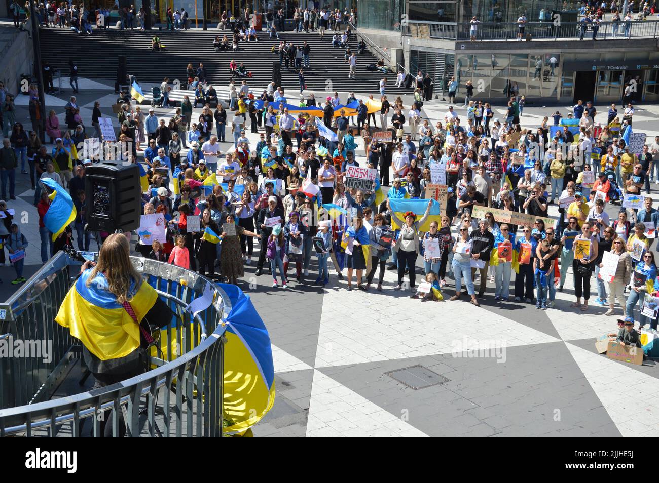 Estocolmo, Suecia - 17 de julio de 2022 - Manifestación pro-ucraniana en la Plaza de Sergel. - (Foto de Markku Rainer Peltonen) Foto de stock
