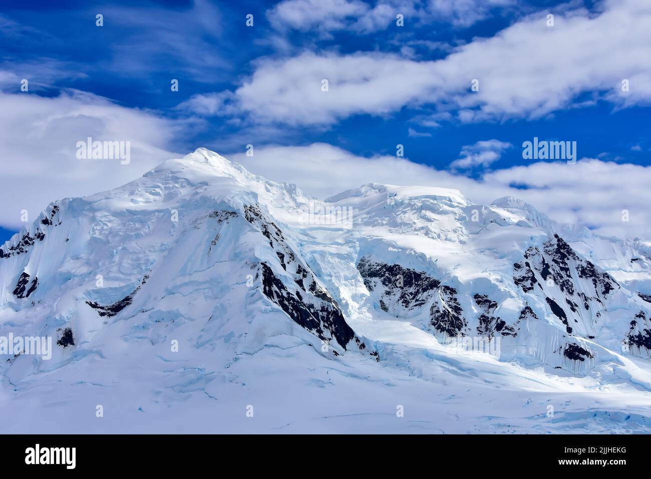 Montañas nevadas en la Antártida. Foto de stock