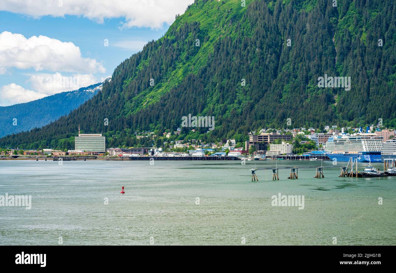 Juneau, AK - 9 de junio de 2022: Vista del puerto de Juneau en Alaska desde un crucero que sale Foto de stock