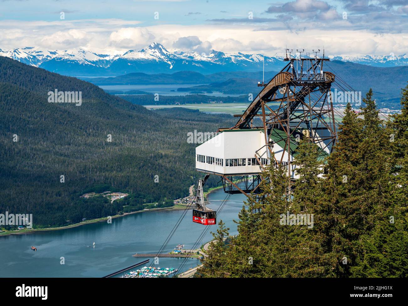 Juneau, AK - 9 de junio de 2022: Pasajeros que llegan a la montaña en el teleférico rojo del tranvía Goldbelt Foto de stock