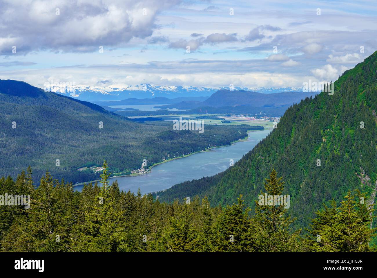 Vista del río y el aeropuerto de Juneau en Alaska visto desde el Monte Roberts Foto de stock