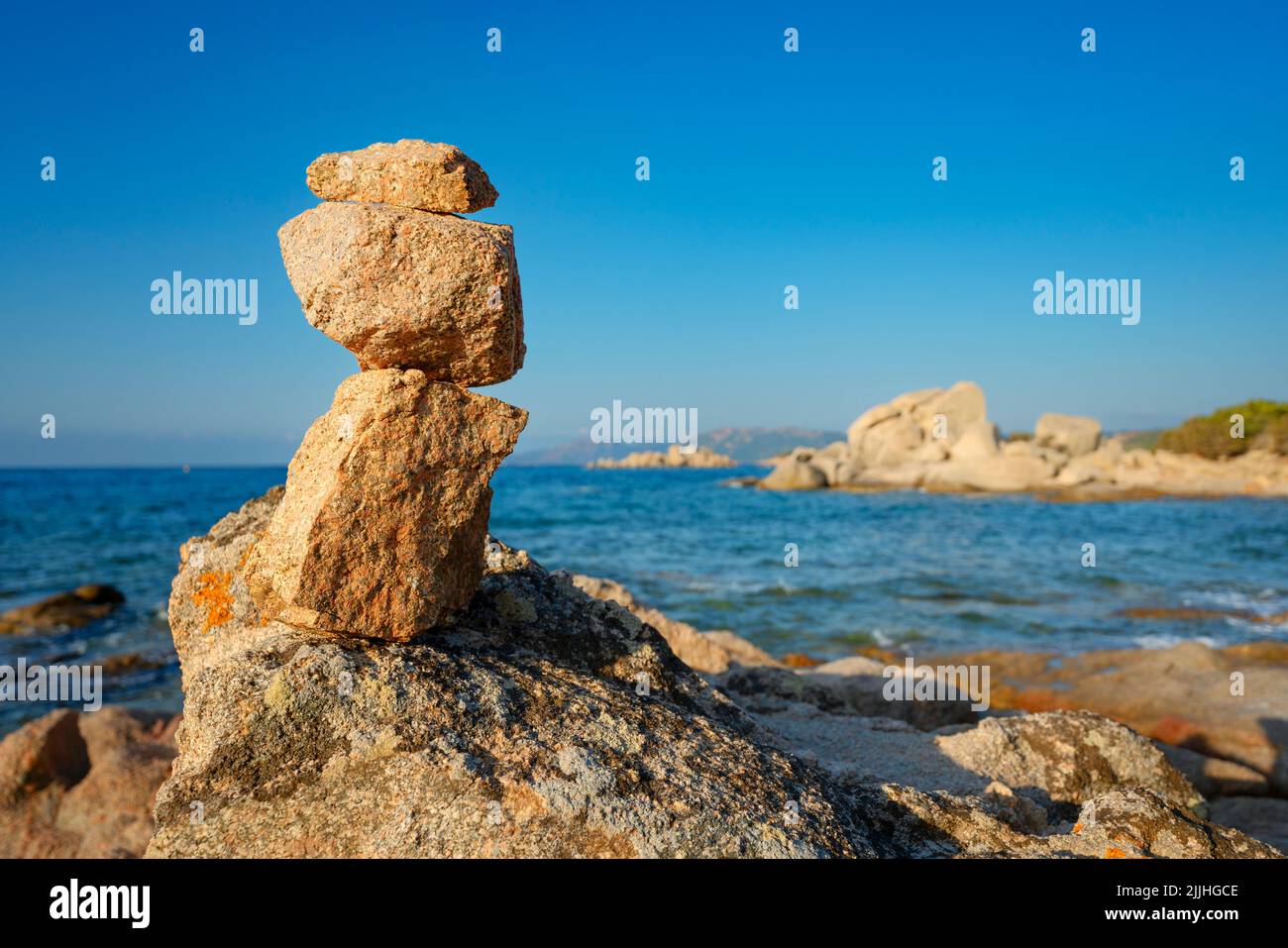 Vista de cairns en la playa Palombaggia, Porto Vecchio, Córcega Foto de stock