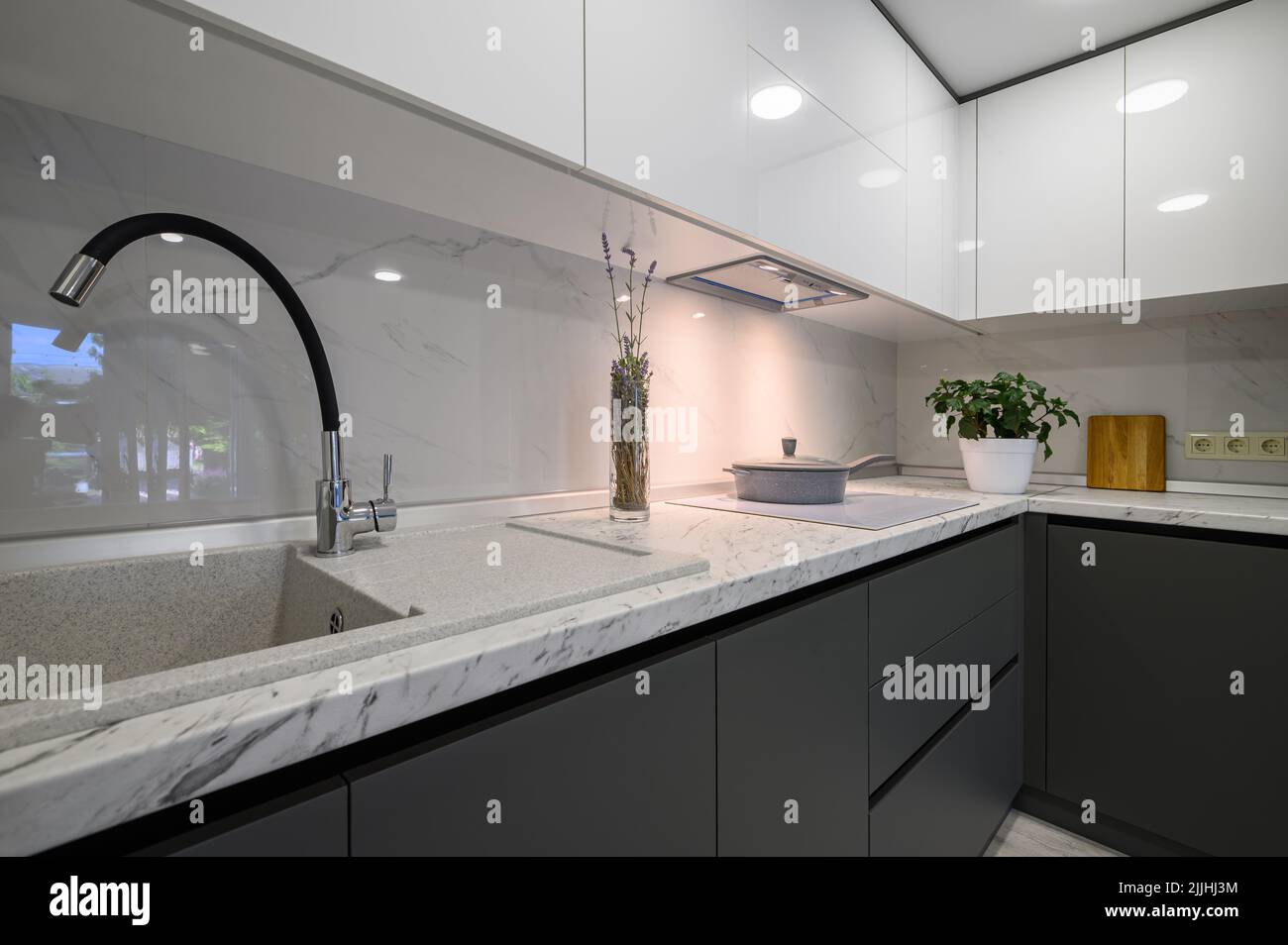 Decoración de diseño interior que muestra cocina moderna con cajón  deslizante y tomas eléctricas en el salón de exposición de apartamentos de  lujo Fotografía de stock - Alamy