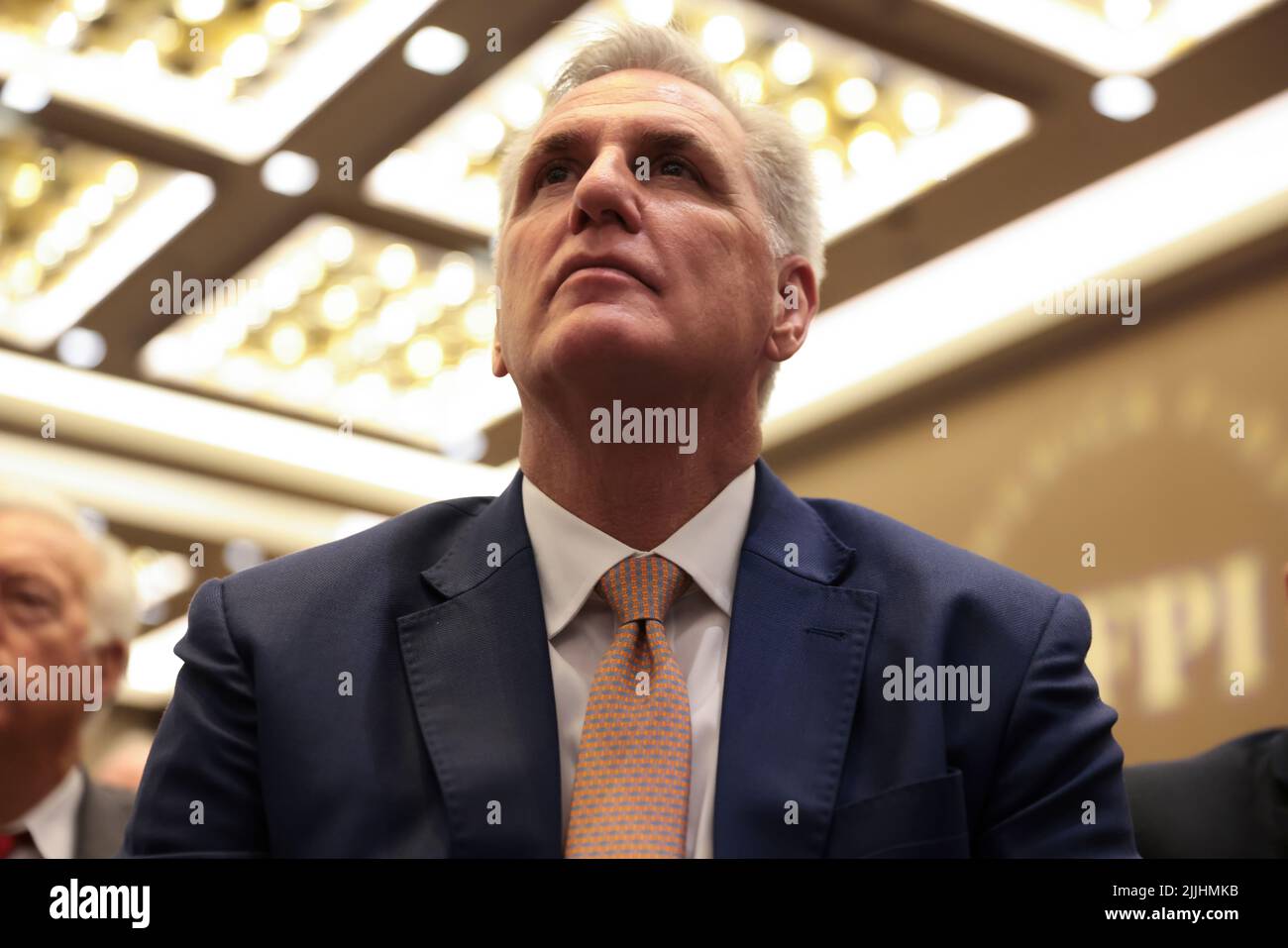 Washington Ee Uu 26th De Julio De 22 Kevin Mccarthy Lider Minoritario De La Camara De Representantes De Estados Unidos Un Republicano De California Escucha Como El Ex Presidente Donald Trump Habla Durante Washington Ee Uu 26th De Julio De 22 Kevin Mccarthy Lider Minoritario De La Camara De Representantes De Estados Unidos Un Republicano De California Escucha Como El Ex Presidente Donald Trump Habla Durante