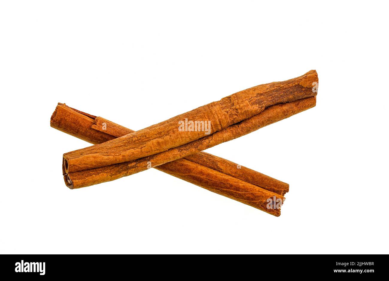La canela es una especia hecha de la corteza interna de los árboles científicamente conocida como Cinnamomum Los palitos de canela son las tiras de corteza interna rodada que se curan en Foto de stock