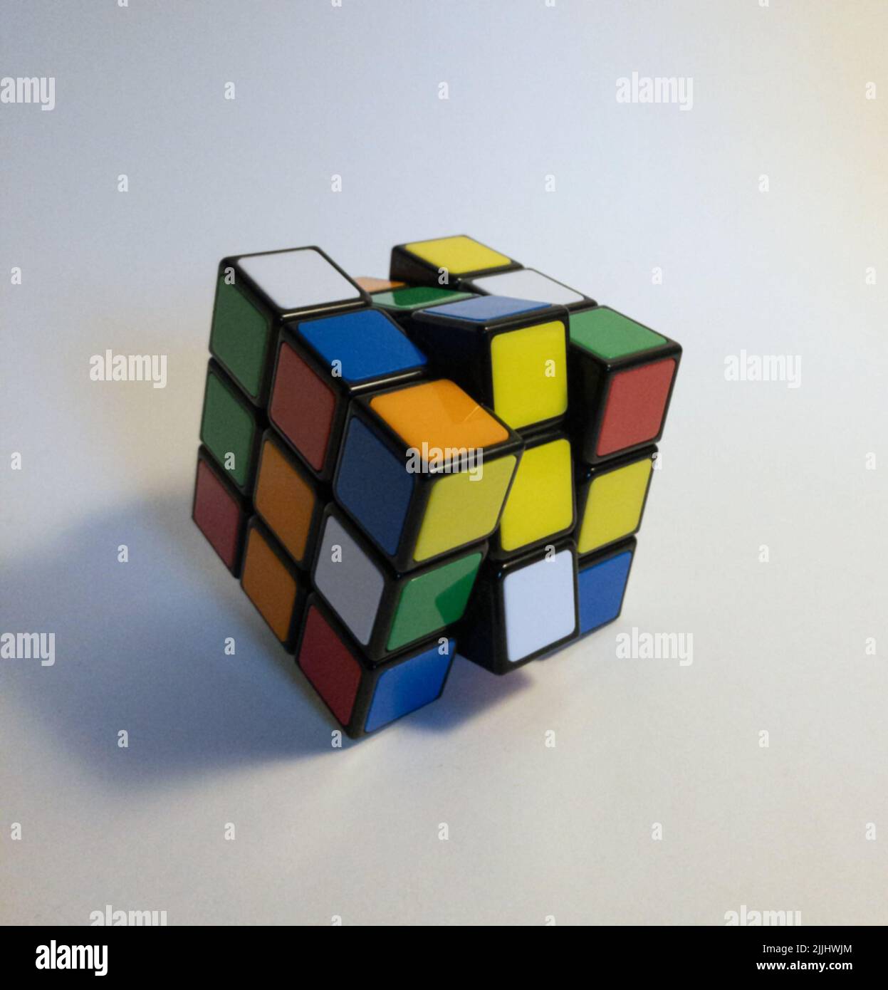 Un cubo de Rubik sin resolver con la sección media ligeramente movida Foto de stock