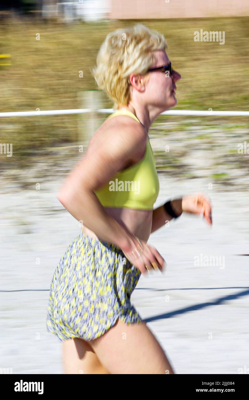 Miami Beach Florida,adultos mujer mujer mujer mujer dama,jogger,joggers,jogging,corredor,corredores,running ejercicio Foto de stock
