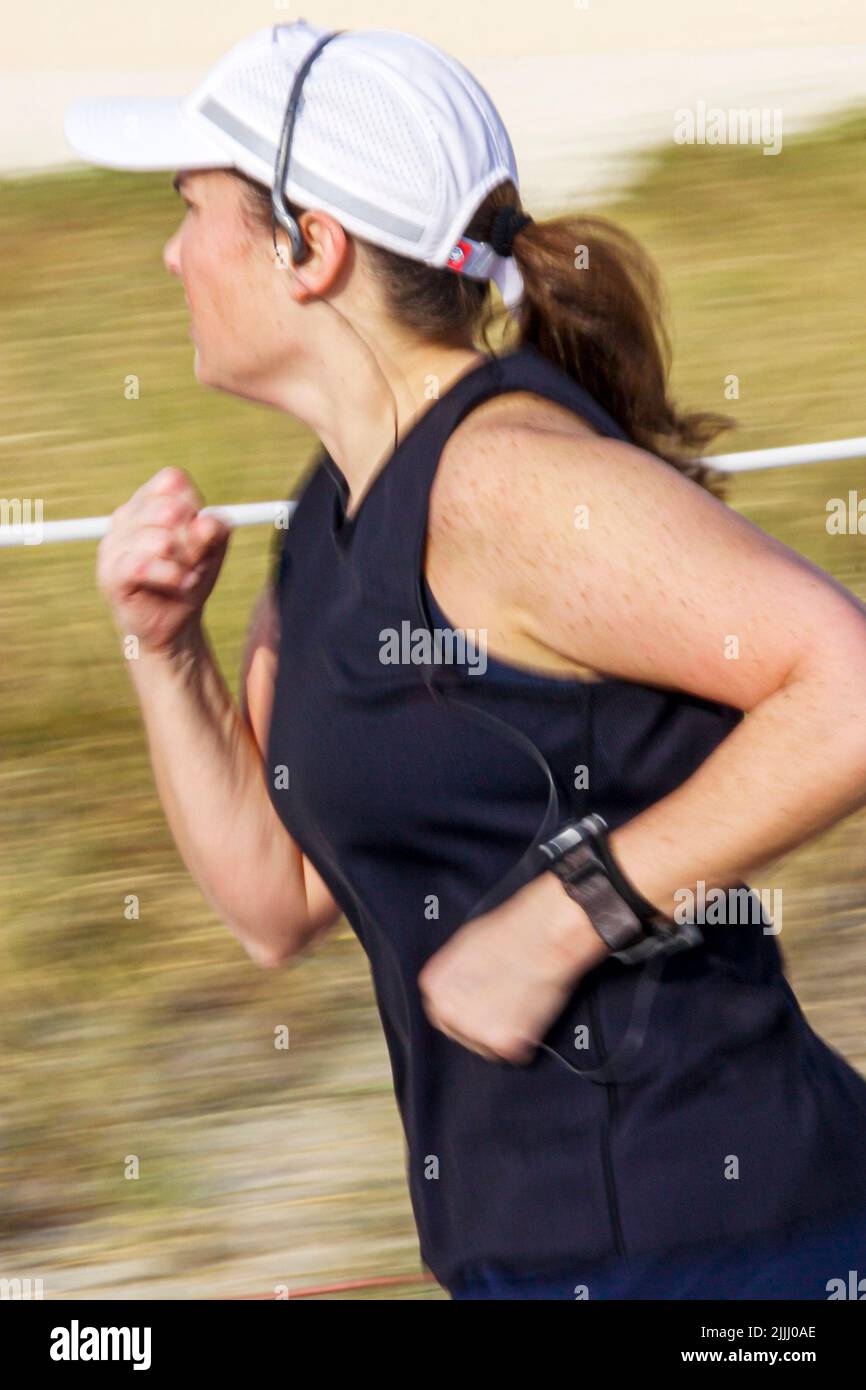 Miami Beach Florida, adultos mujer mujer jogger corredor corredores correr jogging, hacer ejercicio en playas públicas arena, la gente tiene una foto Foto de stock