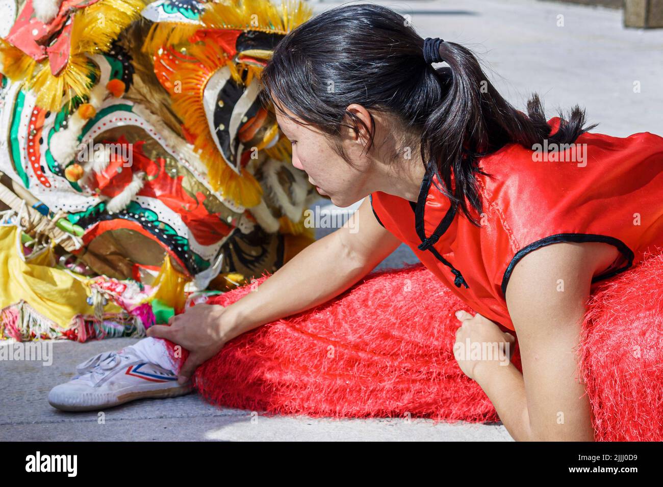 Florida Kendall,Miami Dade College,escuela,campus,festivales de Año Nuevo Chino feria de la mujer Asiática Asiática, acrobat estiramientos antes de actuar Foto de stock