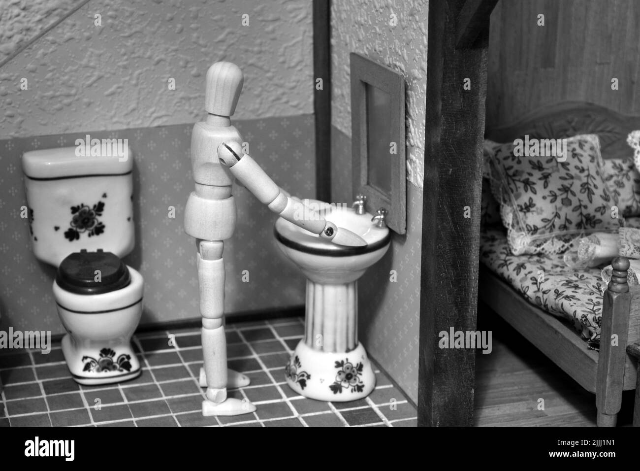 maniquí articulado en el cuarto de baño de una casa rural Foto de stock