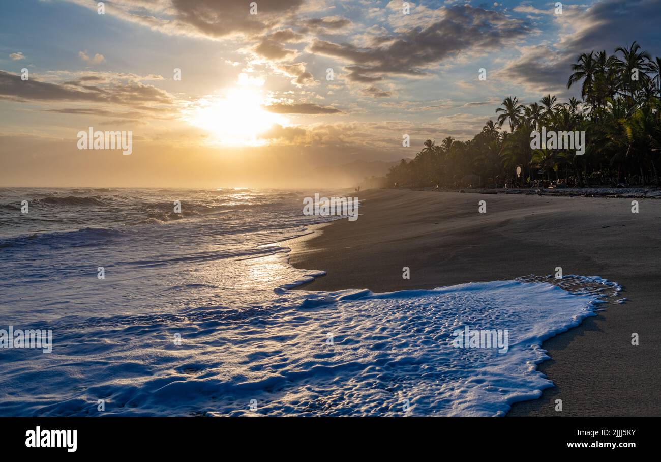 Preciosa playa caribeña al amanecer. Playa Costeno en la costa caribeña de Colombia Foto de stock