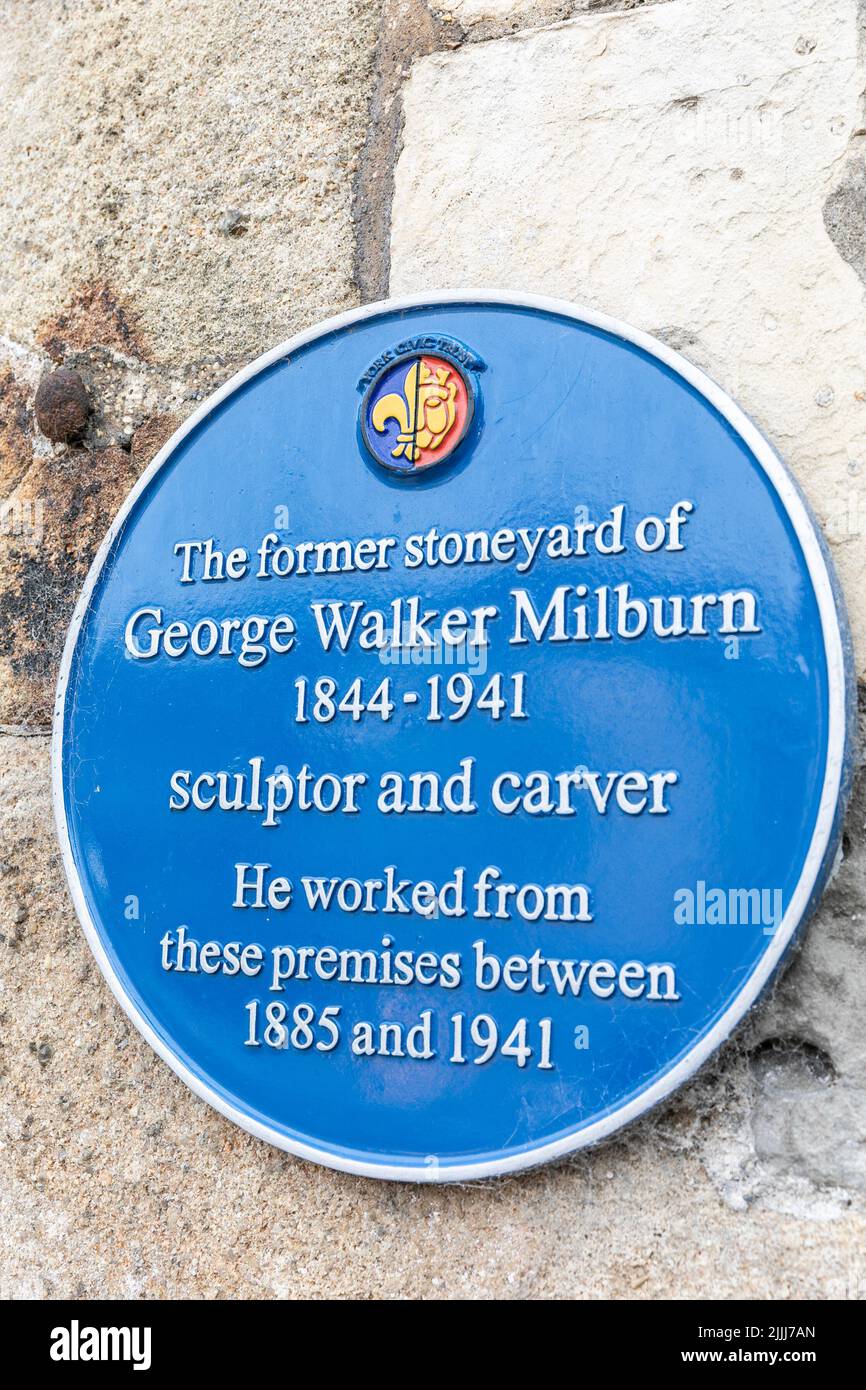 Placa azul para George Walker Milburn en St Leonards Place York city center,Yorkshire,Inglaterra 2022 Foto de stock