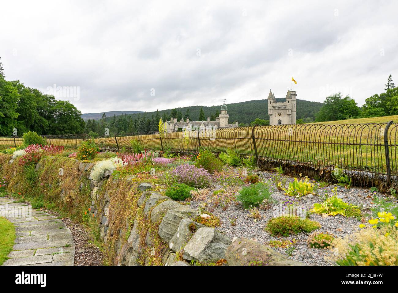 Balmoral Castle, residencia privada de la familia real en Aberdeenshire, vista desde los jardines de la finca con flores en flor, día de verano, Escocia, Reino Unido Foto de stock