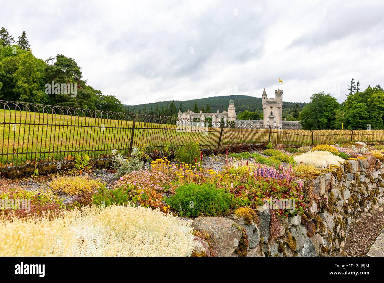 Balmoral Castle, residencia privada de la familia real en Aberdeenshire, vista desde los jardines de la finca con flores en flor, día de verano, Escocia, Reino Unido Foto de stock